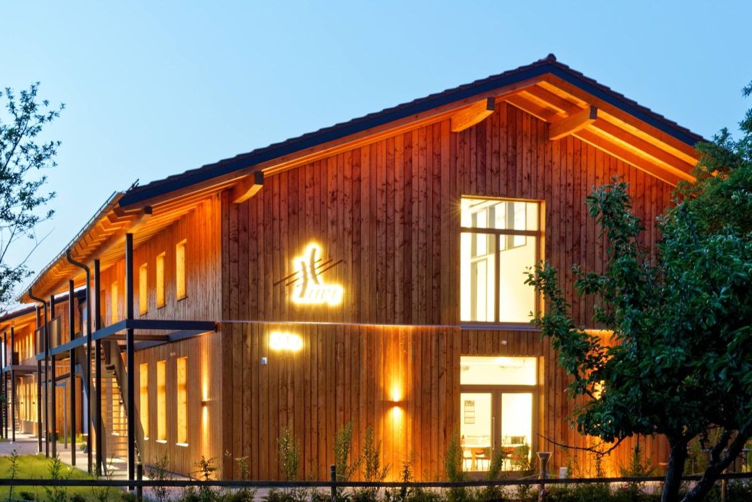 HPE  16040 190702 Seitenansicht Nacht 1 1079x720 - HPE Hartlauer Präzisions Elektronik GmbH Neubau Übersee