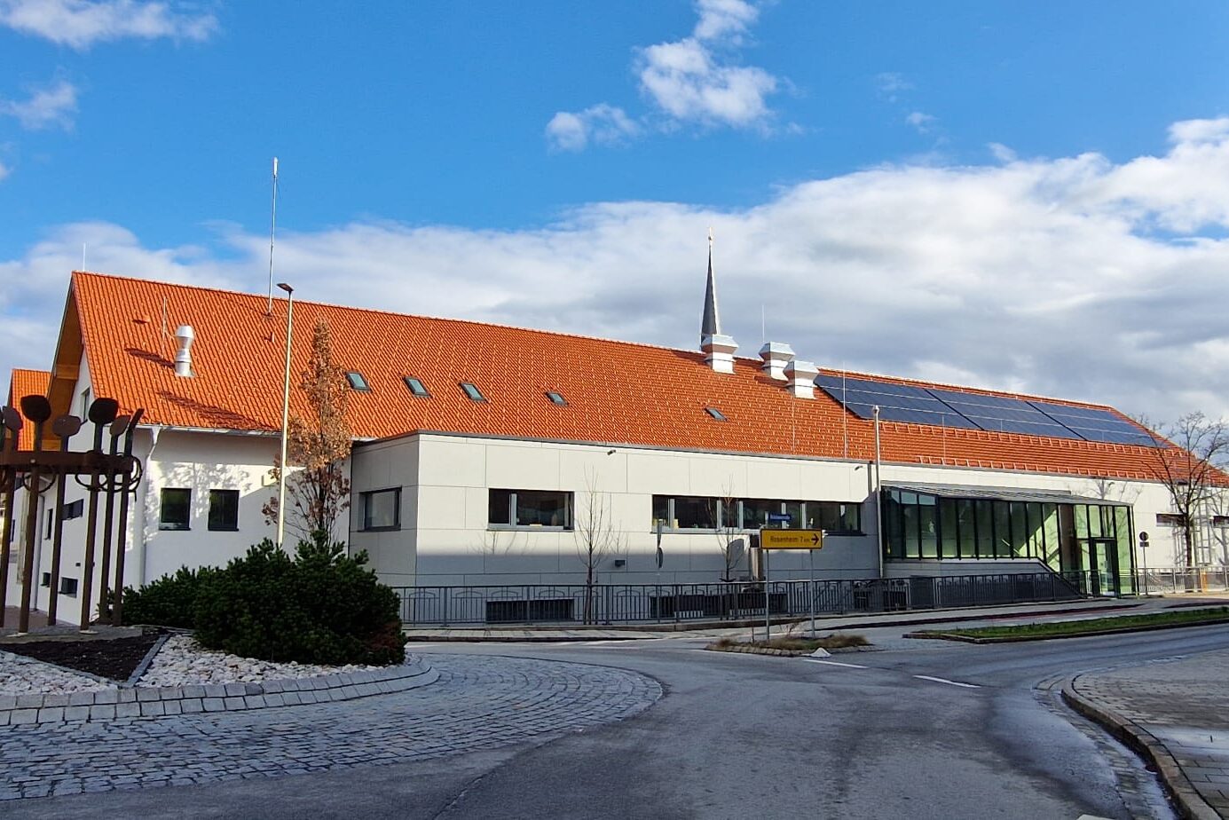 17036 Aussen1 1385x924 - Generalsanierung der Turnhalle und FFW Kolbermoor