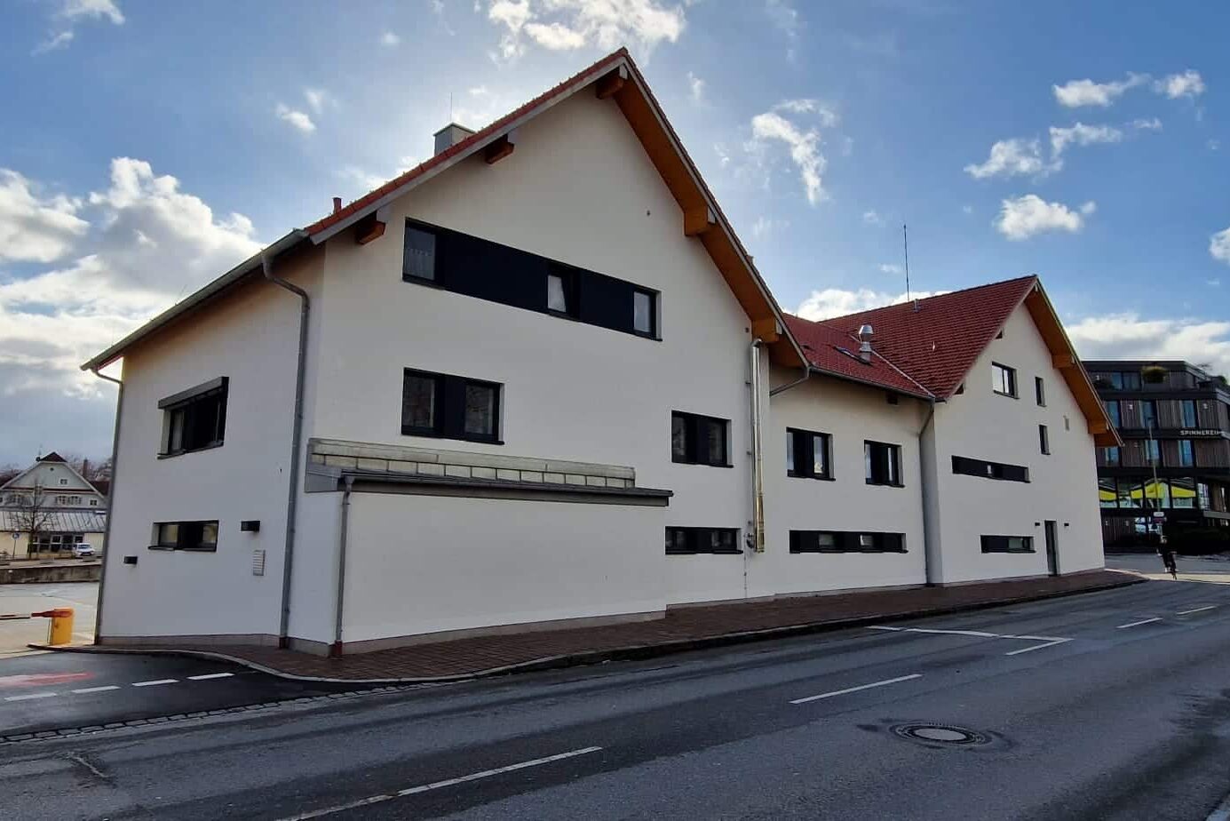 17036 Aussen3 1385x924 - Generalsanierung der Turnhalle und FFW Kolbermoor