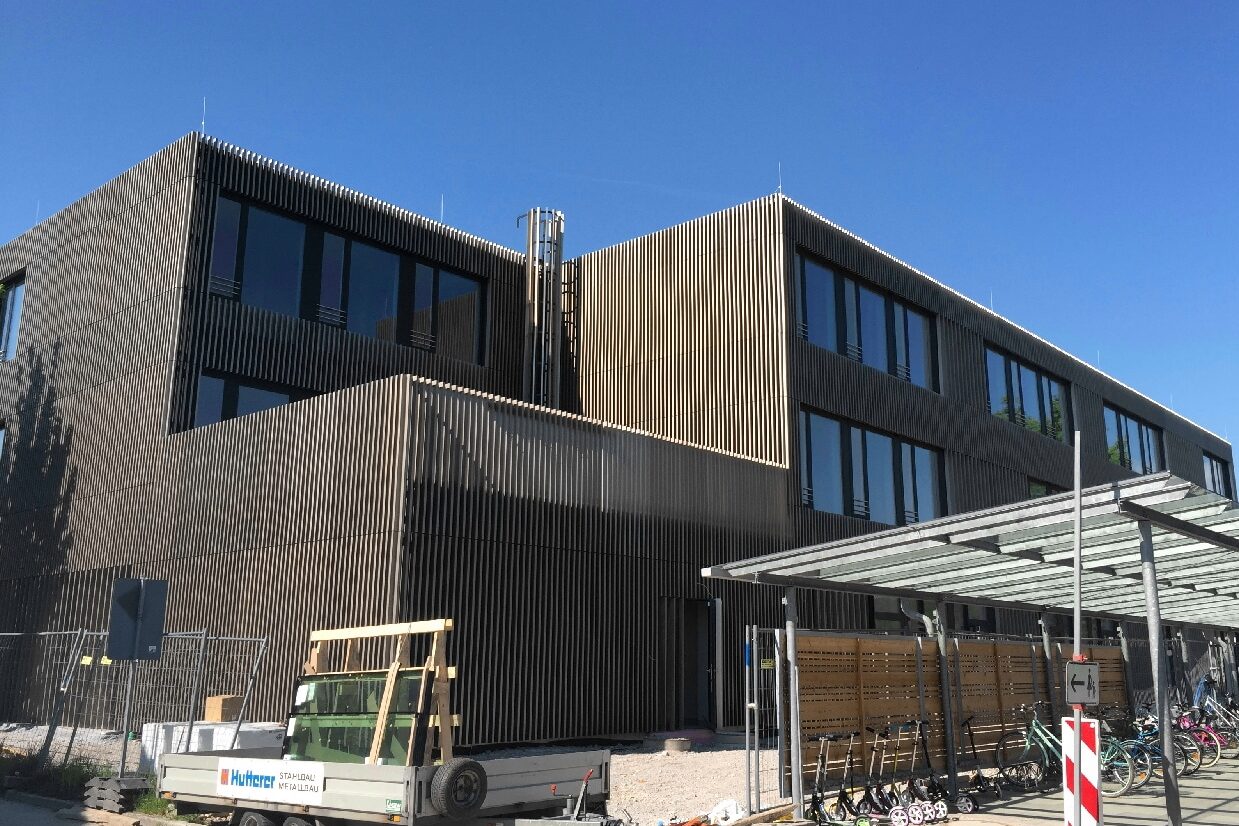 14140 aussen3 1239x826 - Realschule Bruckmühl Erweiterungsbau