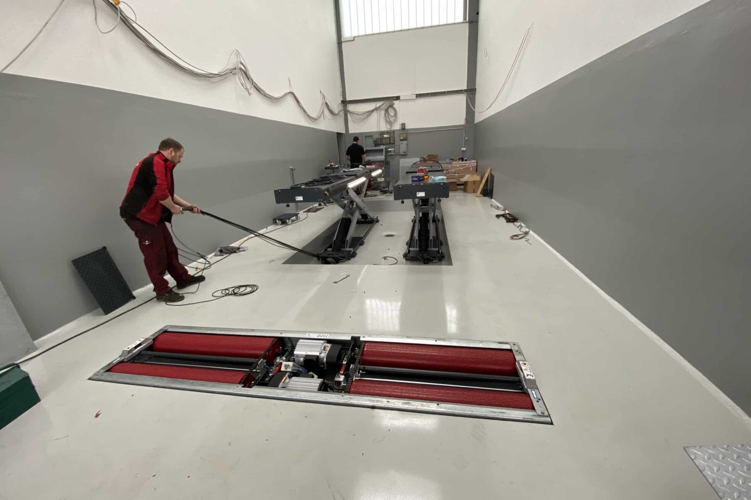 19035 Bremsenpruefstand 01 scaled 2559x1706 - Bundespolizei MUC - San. Gebäude 13 KFZ-Werkstatt