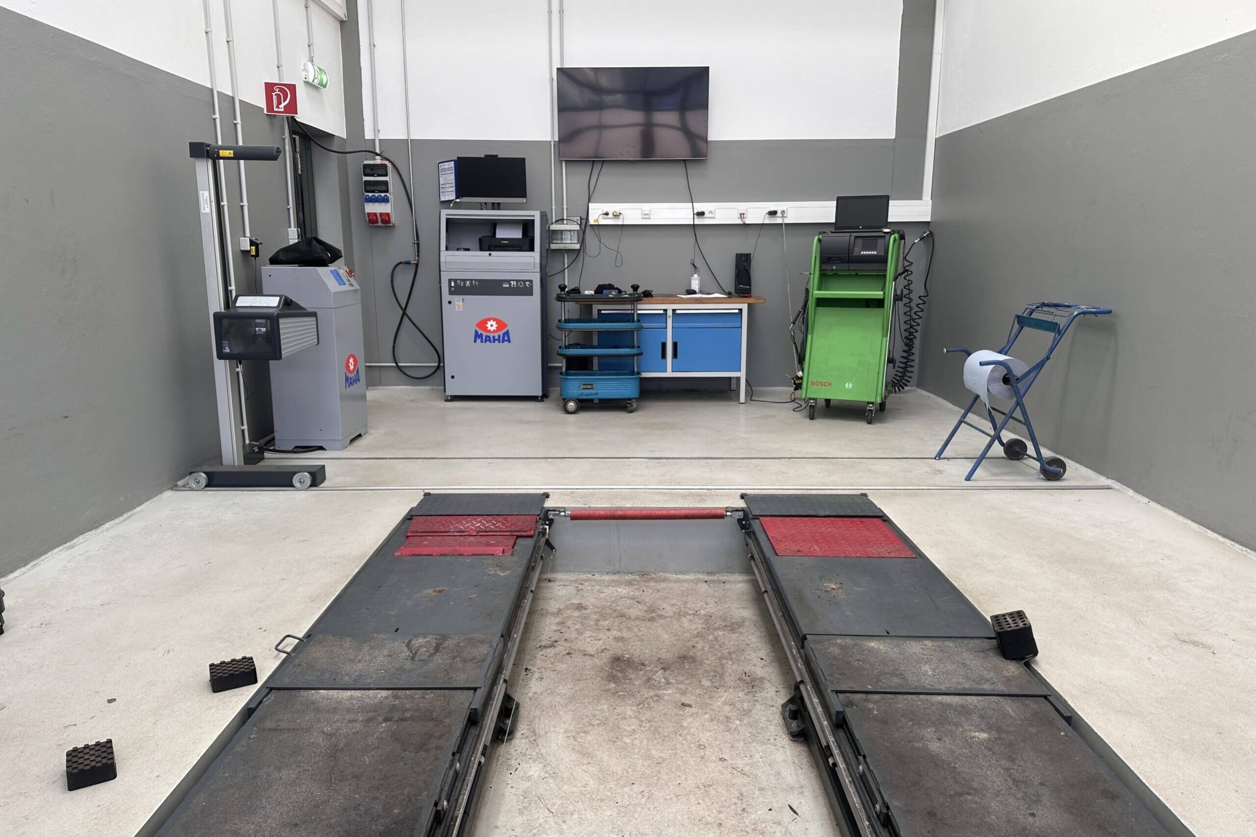 19035 Bremsenpruefstand 02 scaled 2559x1706 - Bundespolizei MUC - San. Gebäude 13 KFZ-Werkstatt