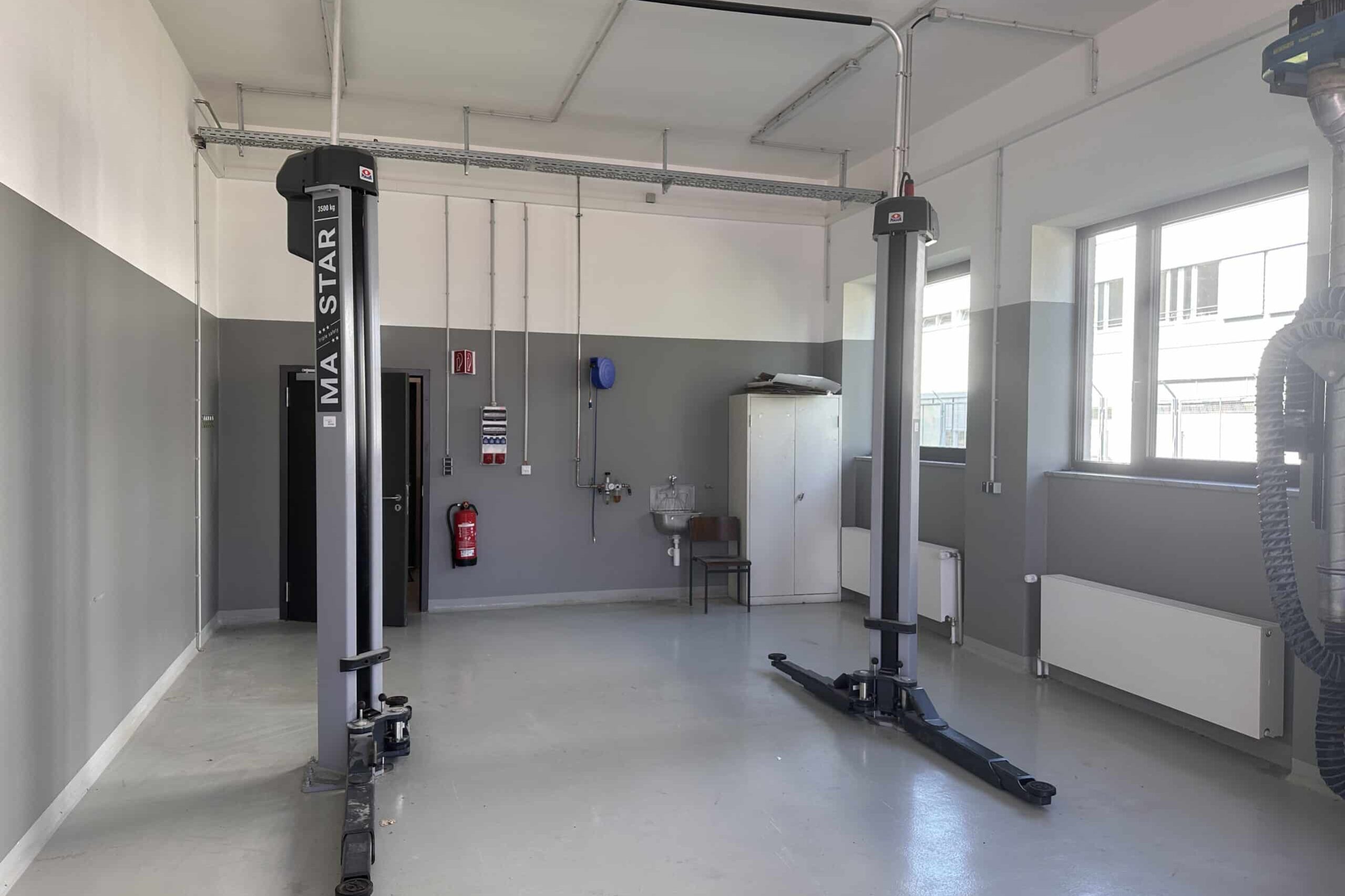 19035 Hehebuehne scaled 2559x1706 - Bundespolizei MUC - San. Gebäude 13 KFZ-Werkstatt