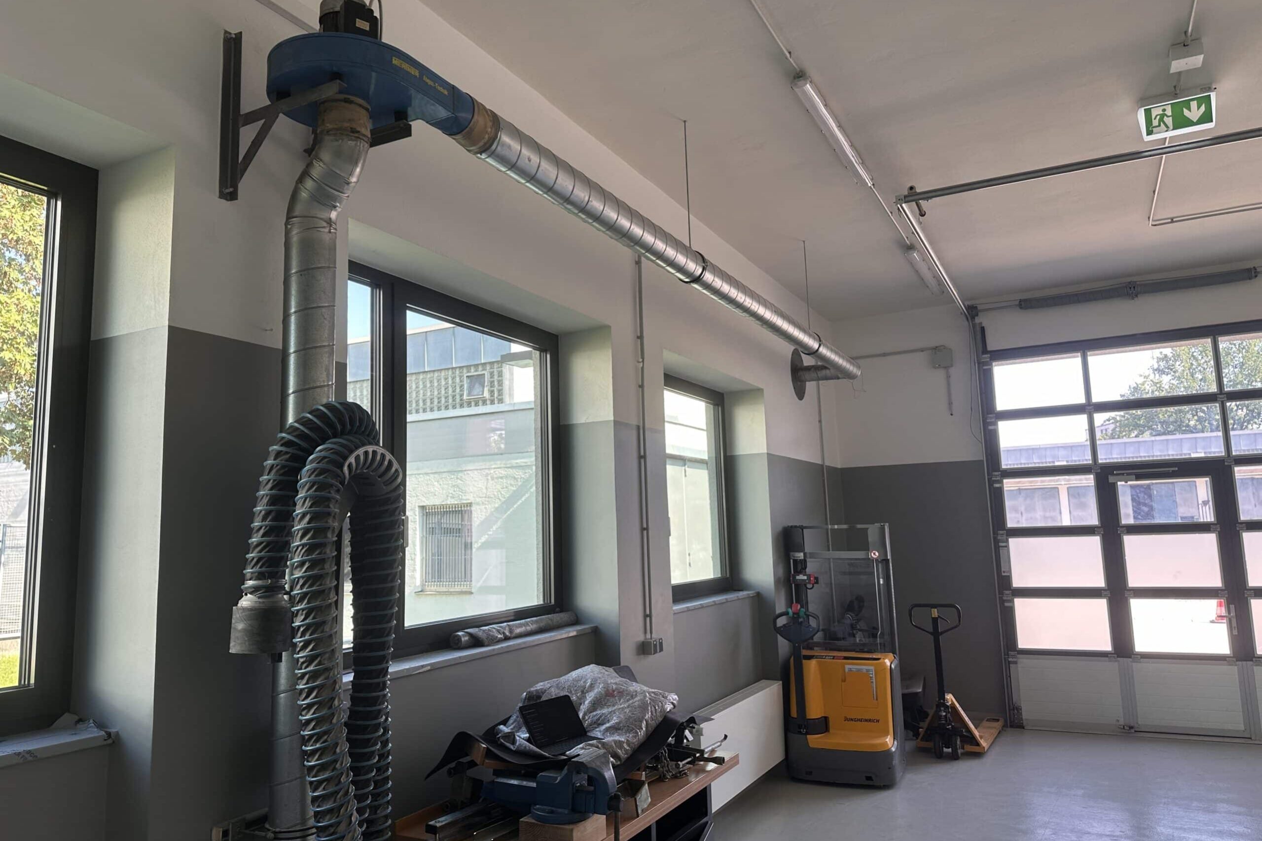 19035 KFZ Absaugung scaled 2559x1706 - Bundespolizei MUC - San. Gebäude 13 KFZ-Werkstatt