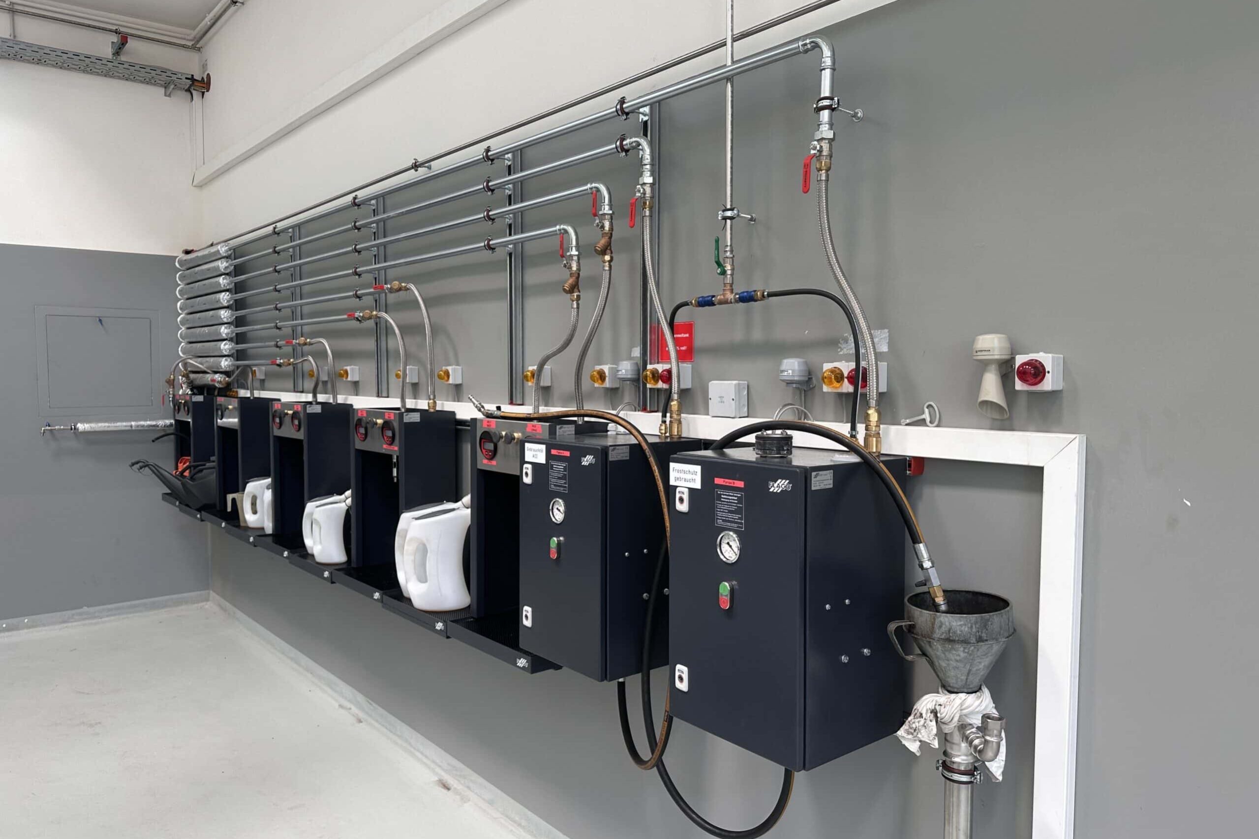 19035 Oeltheke 01 scaled 2559x1706 - Bundespolizei MUC - San. Gebäude 13 KFZ-Werkstatt