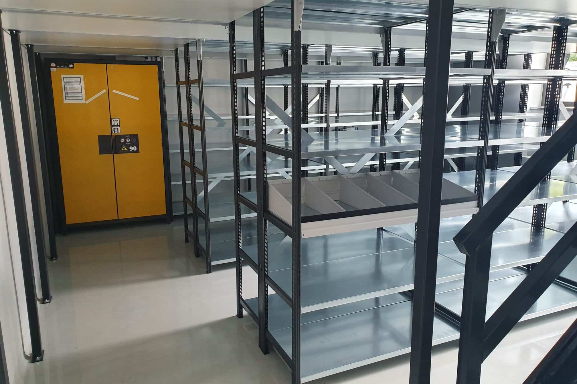 19035 Regalanlage 2016x1344 - Bundespolizei MUC - San. Gebäude 13 KFZ-Werkstatt